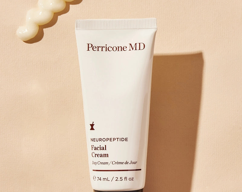 Envase de Neuropeptide Facial Cream con  fondo naranja claro. Se aprecia la sombra del producto y la textura cremosa