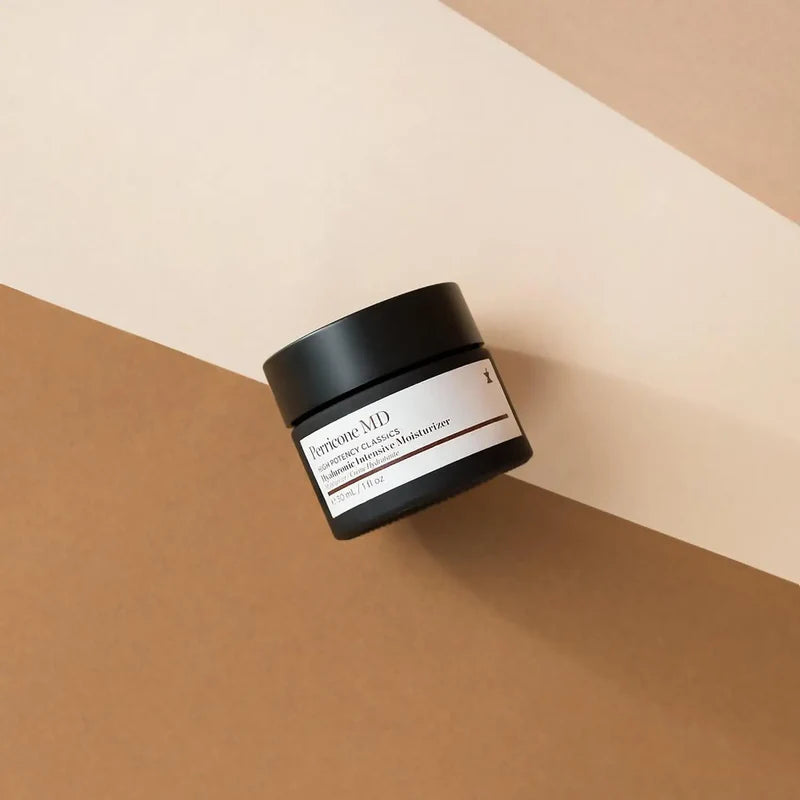 Un frasco de Perricone MD High Potency Classics Hyaluronic Intensive Moisturizer sobre tostado.