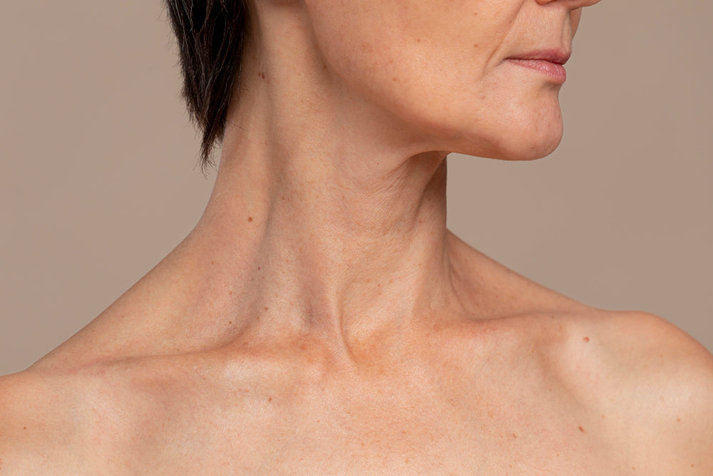 Mujer madura con el cuello firme 