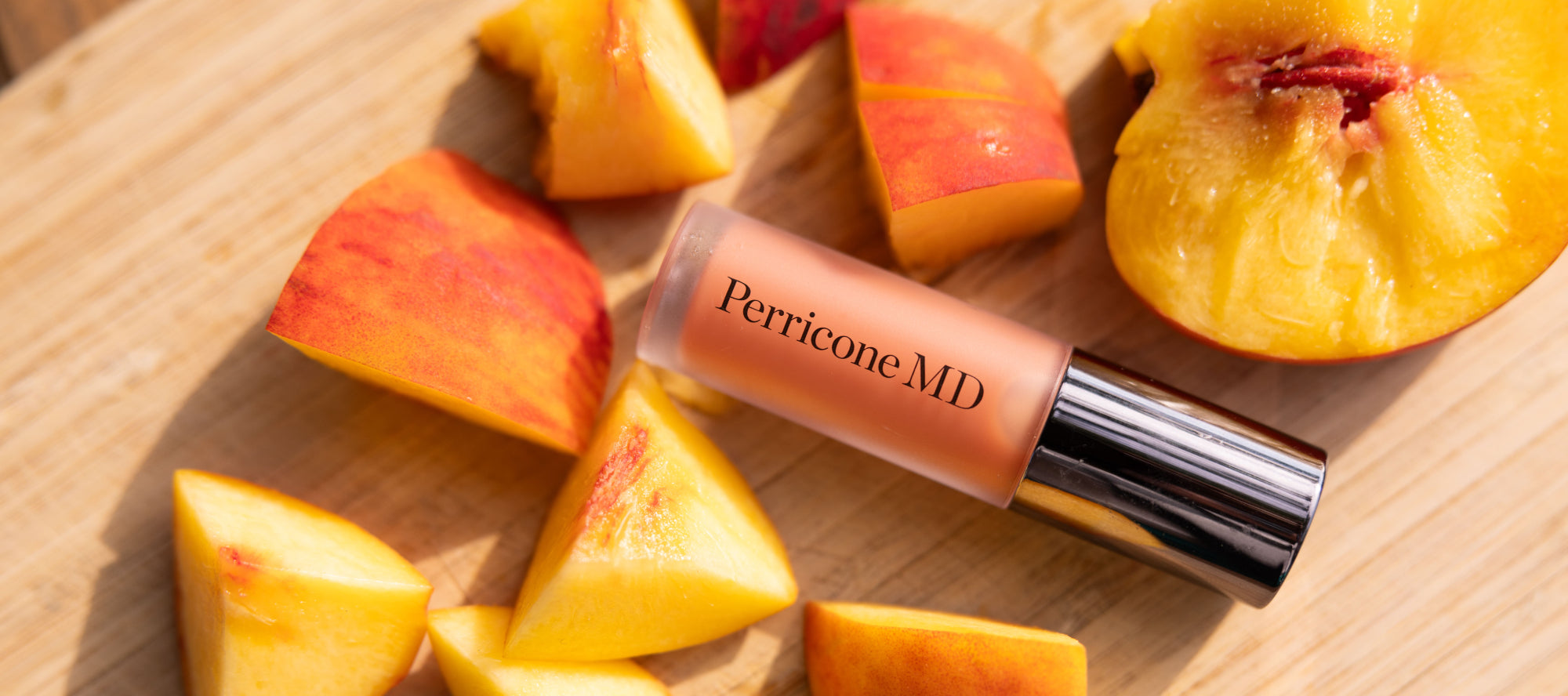 Descubre Lip Oil Peach de Perricone MD, el aceite labial de edición limitada con ácido hialurónico y péptidos que hidrata, suaviza y aporta color