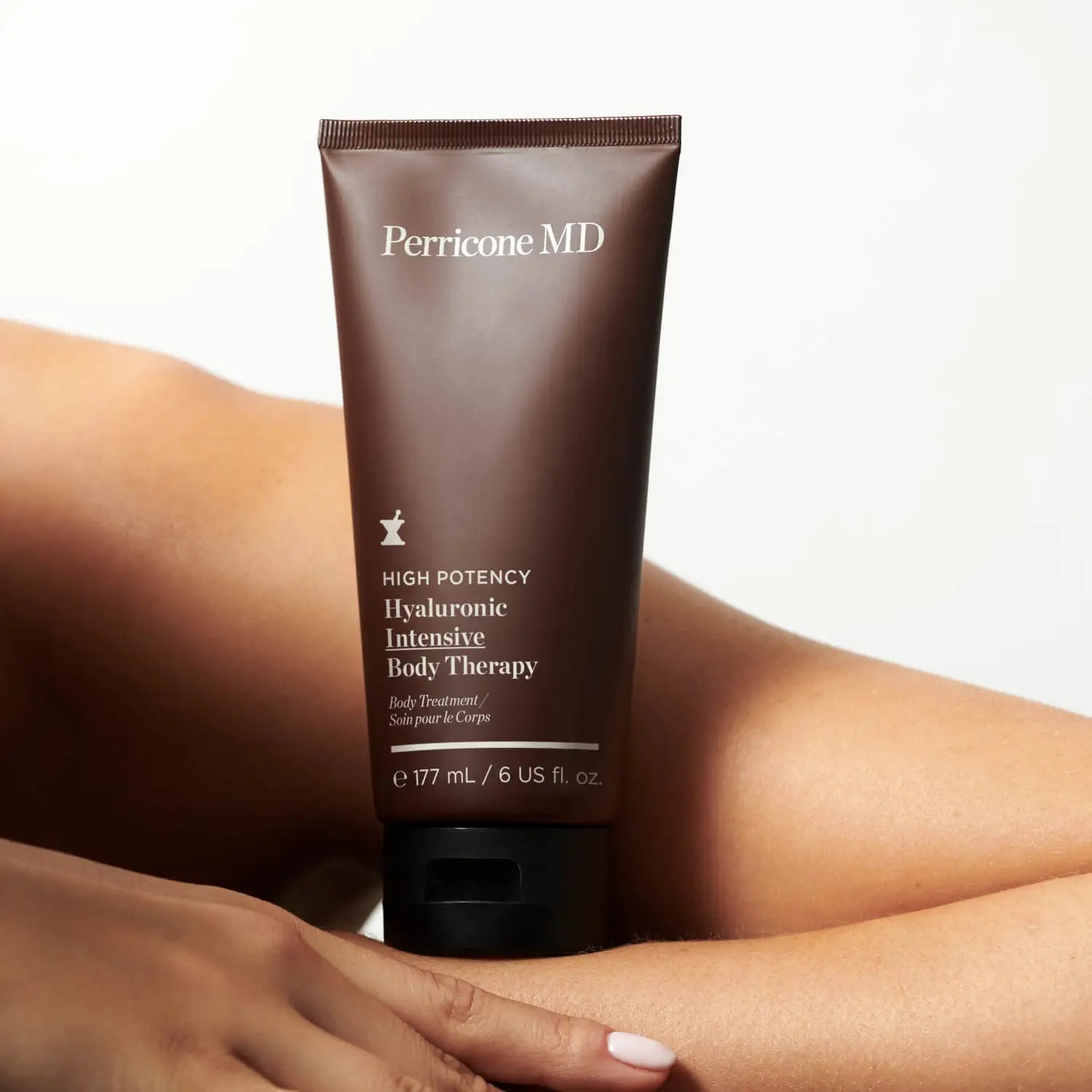 High Potency Hyaluronic Intensive Body Therapy de Perricone MD con modelo