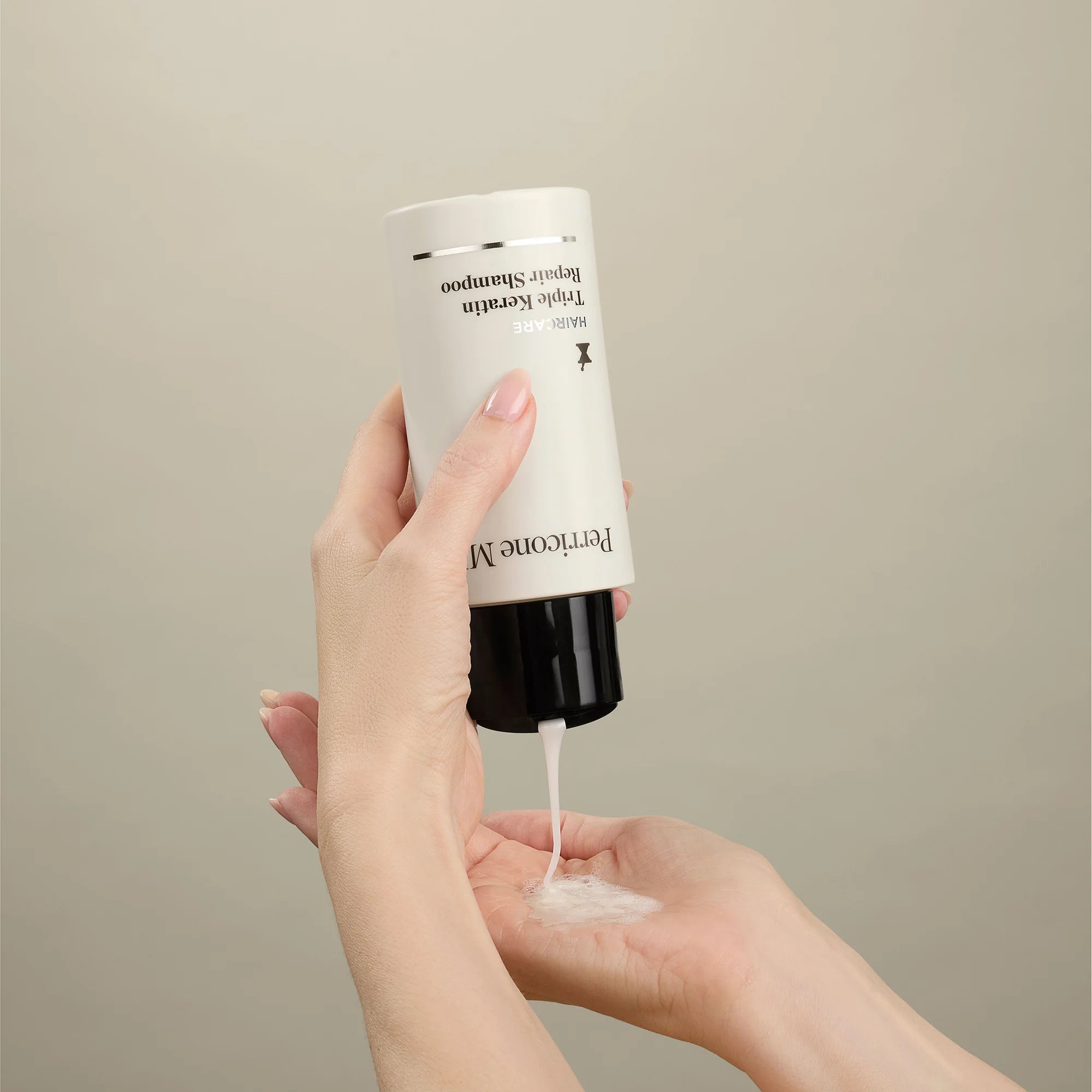Champú Perricone MD Triple Keratin Shampoo para ayudar a mejorar la fuerza y el aspecto del cabello.