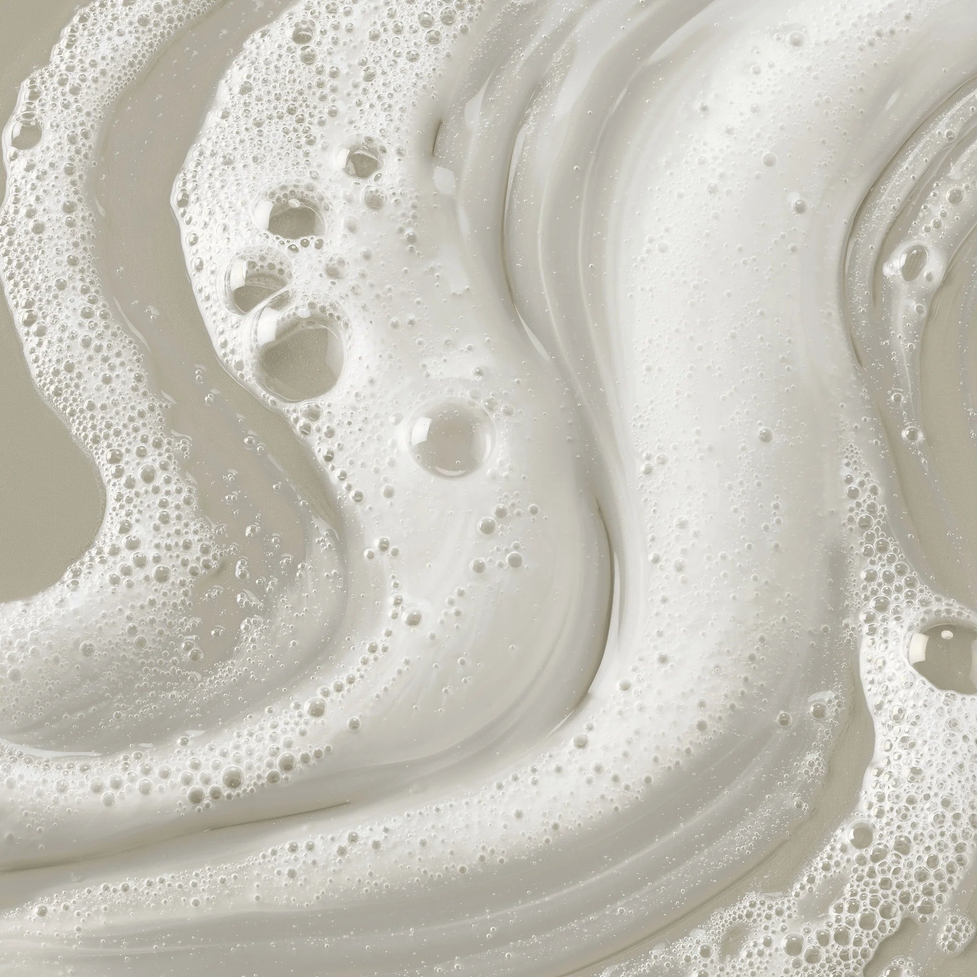 Envase de Perricone MD Triple Keratin Shampoo para una rutina capilar reparadora.