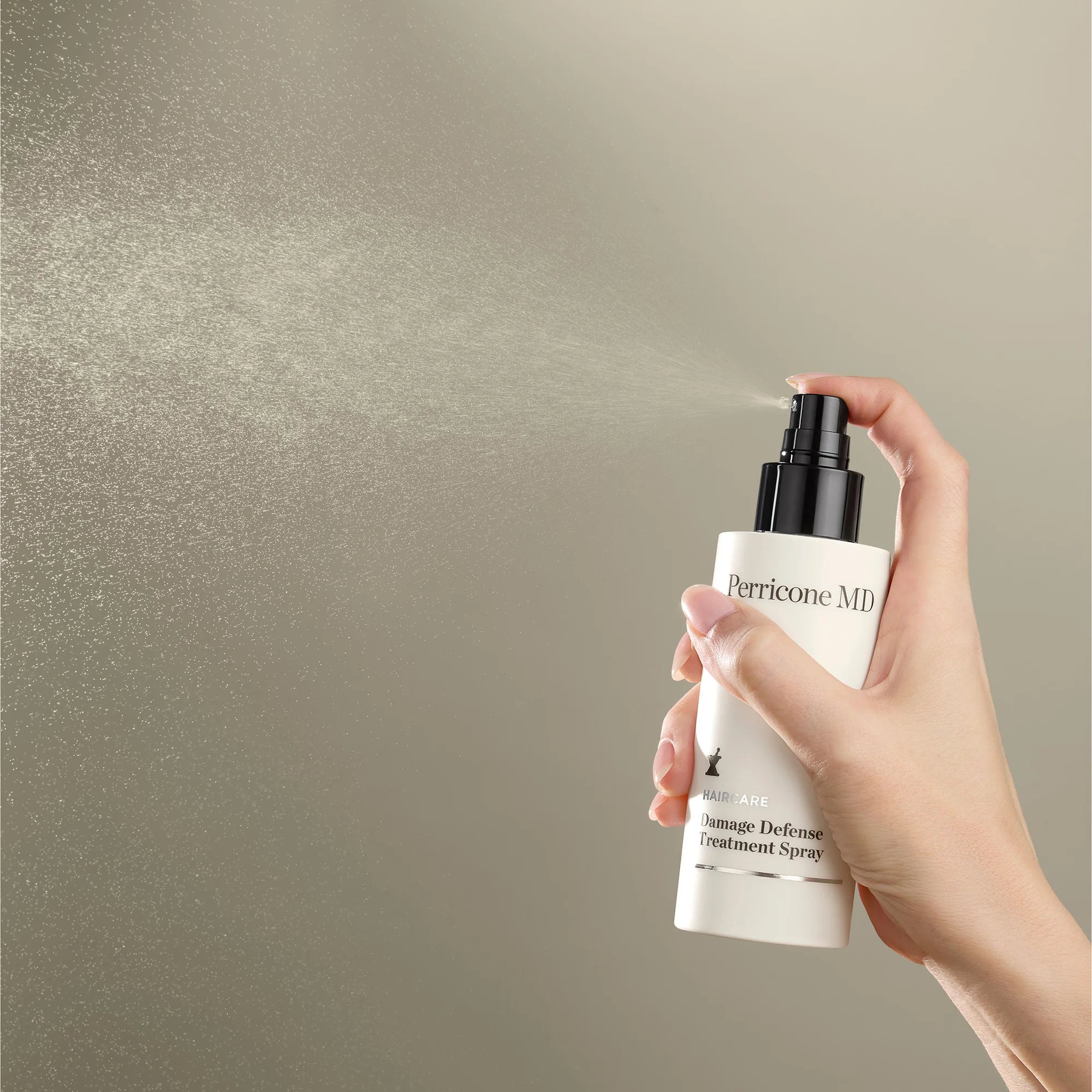 Imagen de aplicación del Perricone MD Damage Defense Treatment Spray para proteger y cuidar el cabello.