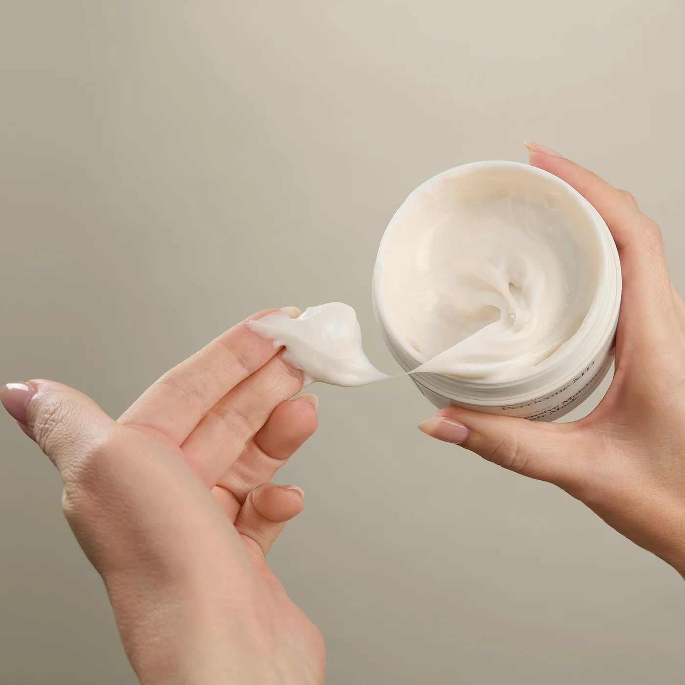 Mascarilla capilar Perricone MD Intensive Moisture Repair Mask para reparar e hidratar el cabello.