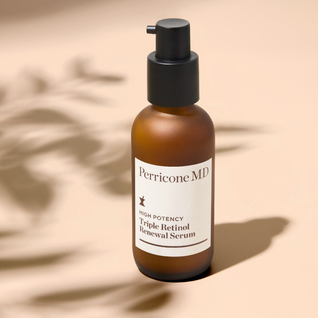 El envase de Triple Retinol Renewal Serum apoyado en una superficie lisa, iluminado con una luz lateral que deja una sombra del envase hacía la derecha